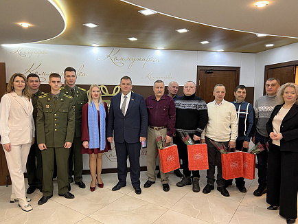 Сегодня чествуем тех, кто навсегда остался верен военной присяге