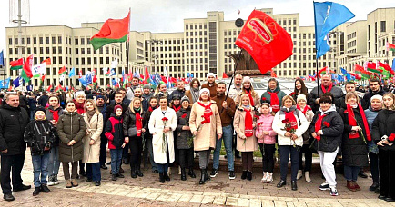 Представители «Коммунарки» возложили цветы к памятнику В. И. Ленину