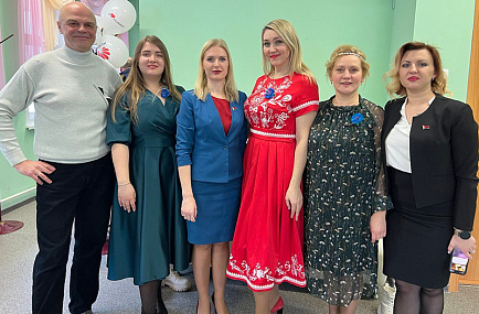 Участники художественной самодеятельности фабрики посетили ветеранов, престарелых и инвалидов